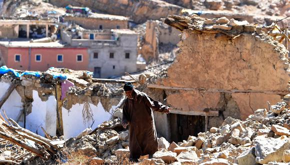 Un hombre camina entre los escombros de los edificios destruidos en la aldea de Ardouz, afectada por el terremoto, en la región marroquí de Amizmiz, el 14 de septiembre de 2023. (Foto de FETHI BELAID / AFP)