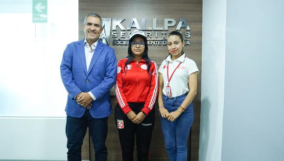 Alberto Arispe, gerente general de Kallpa Securities SAB, acompañado de Azumi Bravo Mallco, campeona mundial escolar, y Diana Reyes, administradora de la Federación Deportiva Peruana de Ajedrez. (Foto: Difusión)