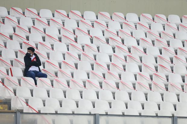 Peru vs Uruguay face off at the National Stadium for the day of the Qatar 2022 Qualifiers. The fans started calmly!  They respected everything as in a military school.