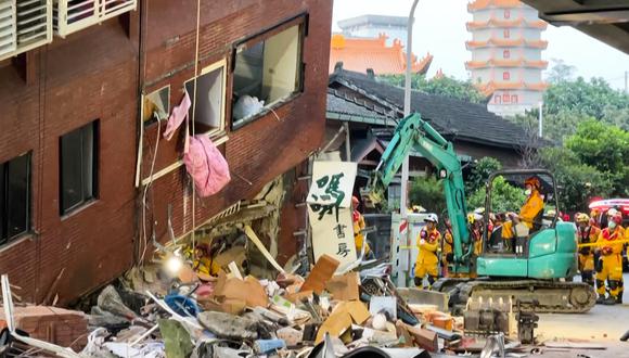 Trabajadores de rescate buscan sobrevivientes en el dañado edificio Urano en Hualien, después de que un gran terremoto azotara el este de Taiwán. (Foto de AFPTV/AFP).