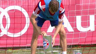 Thomas Müller y Pep Guardiola en un reto con latas en el Bayern