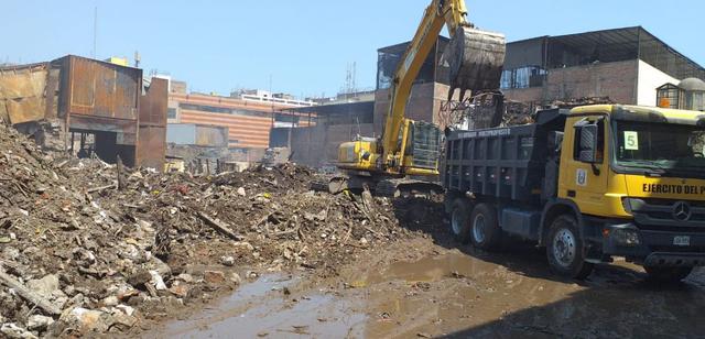 Ejército del Perú usó maquinaria pesada para recoger 189 toneladas de residuos sólidos en Mesa Redonda, tras voraz incendio.&nbsp;(Foto: Ejército del Perú)