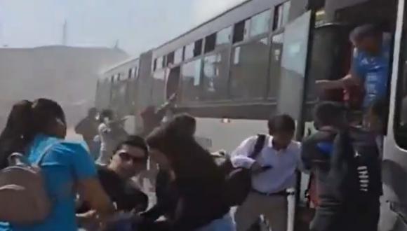 Pasajeros lograron escapar durante incendio ocurrido en el interior de un bus del Metropolitano. (Foto: Redes sociales)