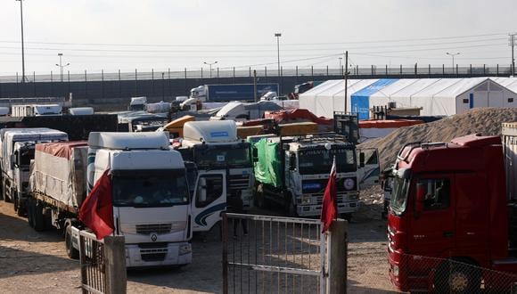 Los camiones que transportaban ayuda humanitaria que entraron en la Franja de Gaza a través del cruce de Rafah con Egipto antes del final de un alto el fuego de 7 días, esperan en la frontera antes de ser descargados el 1 de diciembre de 2023. (Foto de SAID KHATIB / AFP)
