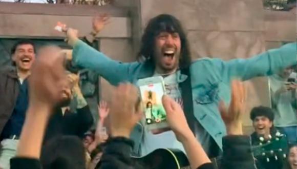 Argentina: músico le abrió un sobre de figuritas a una niña y le tocó la de Messi; la reacción de la gente es imperdible | Foto: @nalevv / TikTok