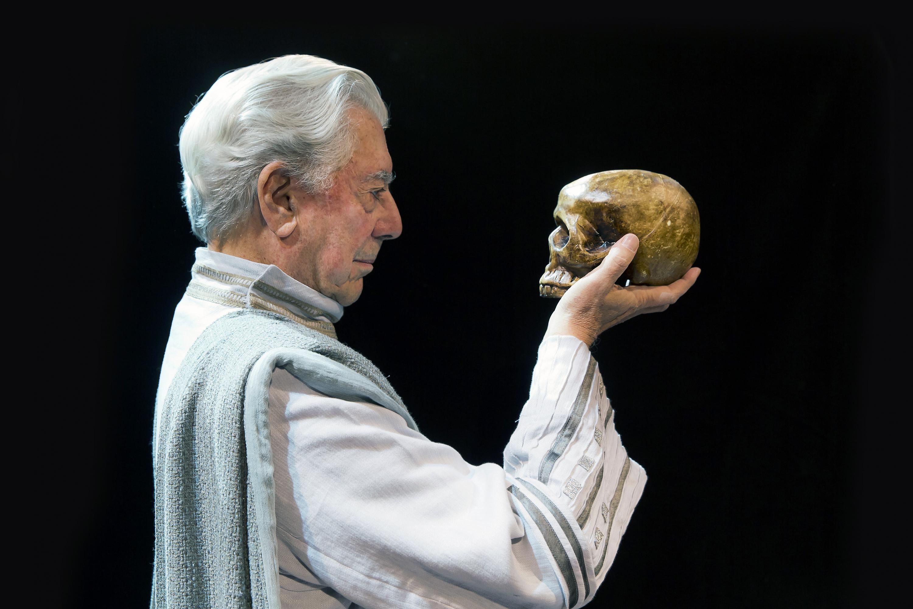 Mario Vargas Llosa durante el ensayo de su obra "Los cuentos de la Peste" en el Teatro Español de Madrid en 2015.
