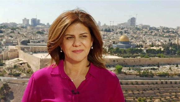 Una foto sin fecha publicada por Al-Jazeera TV, con sede en Doha, muestra a la veterana periodista del canal, Shireen Abu Aqleh, durante uno de sus reportajes desde Jerusalén. (Al Jazeera / AFP).