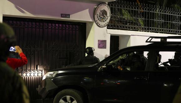 Integrantes de un cuerpo élite de la Policía ecuatoriana irrumpen en la Embajada de México para detener al exvicepresidente Jorge Glas, condenado por corrupción, y a quien se le fue negado el asilo político, este viernes en Quito (Ecuador). Foto: José Jácome/EFE