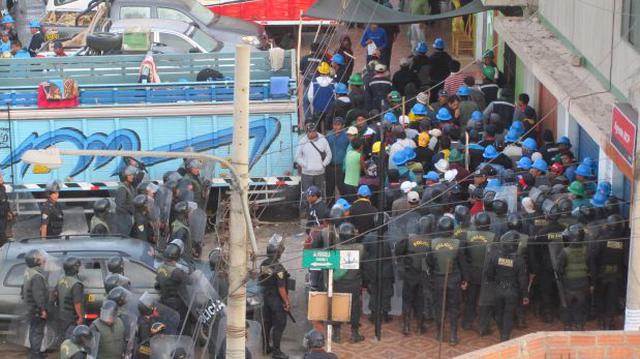 Mineros en Arequipa bloquean nuevamente Panamericana Sur  - 2