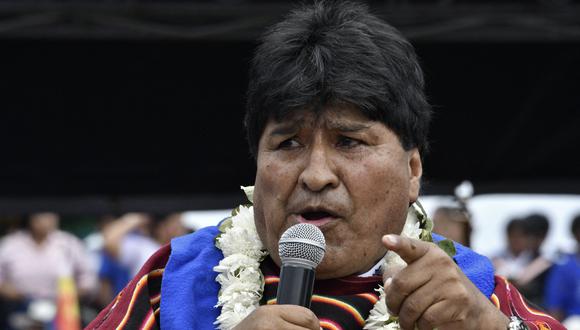 El expresidente de Bolivia Evo Morales, con guirnaldas de flores y hojas de coca, pronuncia un discurso para conmemorar el 28 aniversario del Movimiento Al Socialismo (MAS), el 26 de marzo de 2023. (Foto de Aizar RALDES / AFP).