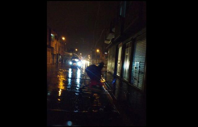 Puno: Lluvias y granizada inundan calles en Juliaca. (Foto Andina)
