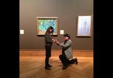 Novio propone matrimonio frente a obra de Van Gogh