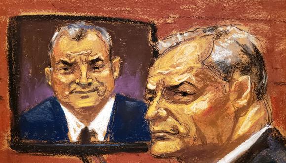 Reproducción fotográfica de un dibujo realizado por la artista Jane Rosenberg donde aparece el exsecretario de Seguridad mexicano, Genaro García Luna, sentado frente a una pantalla con su imagen, durante el juicio en su contra lunes en el Tribunal Federal del Este de Nueva York.