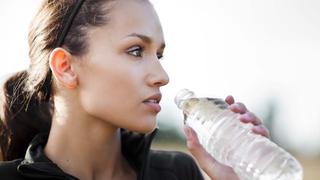 Usar botellas de agua desechables seguido puede ser dañino