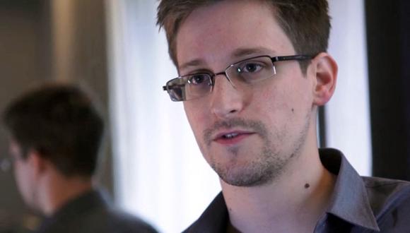 El denunciante estadounidense Edward Snowden habla durante una entrevista con el periódico The Guardian en un lugar no revelado en Hong Kong. (Foto de Handout / THE GUARDIAN / AFP)