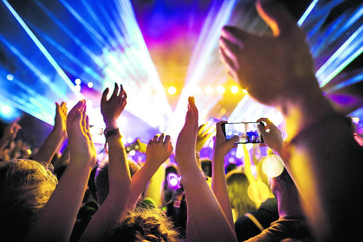 La música es parte de todas las culturas. Los grupos humanos utilizan tipos similares de melodías para celebrar con ritmos acelerados y frenéticos. Para arrullar, música suave y pausada.