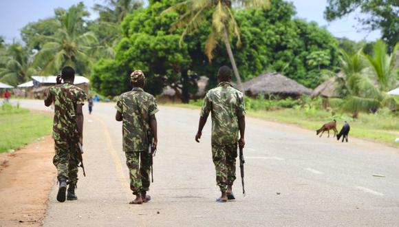 Soldados del ejército de Mozambique patrullan las calles después de que se incrementó la seguridad en el área, luego de un ataque de dos días de presuntos islamistas en octubre del año pasado, el 7 de marzo de 2018 en Mocimboa da Praia, Mozambique. (Foto: ADRIEN BARBIER / AFP)