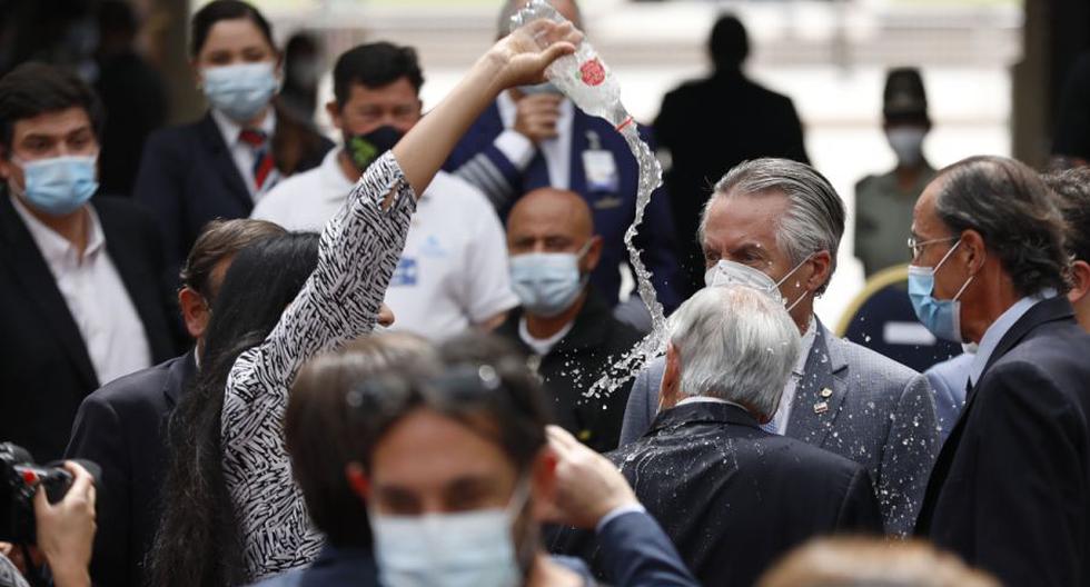 A woman throws water at Chilean President Piñera in an act in La Moneda |  VIDEO