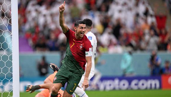 Cristiano, que lleva un gol en Qatar 2022, corre a celebrar el gol que generó para el 1-0 de Portugal sobre Uruguay (Foto: AFP)