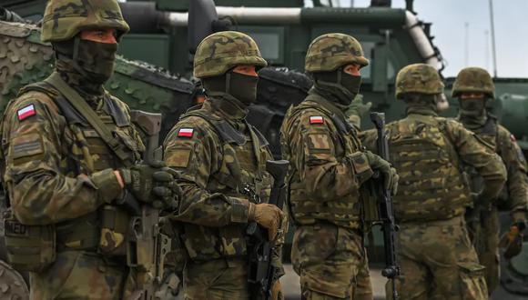 Soldados polacos vistos en un campo de entrenamiento en Nowa Deba en septiembre de 2022. (Foto: NurPhoto)