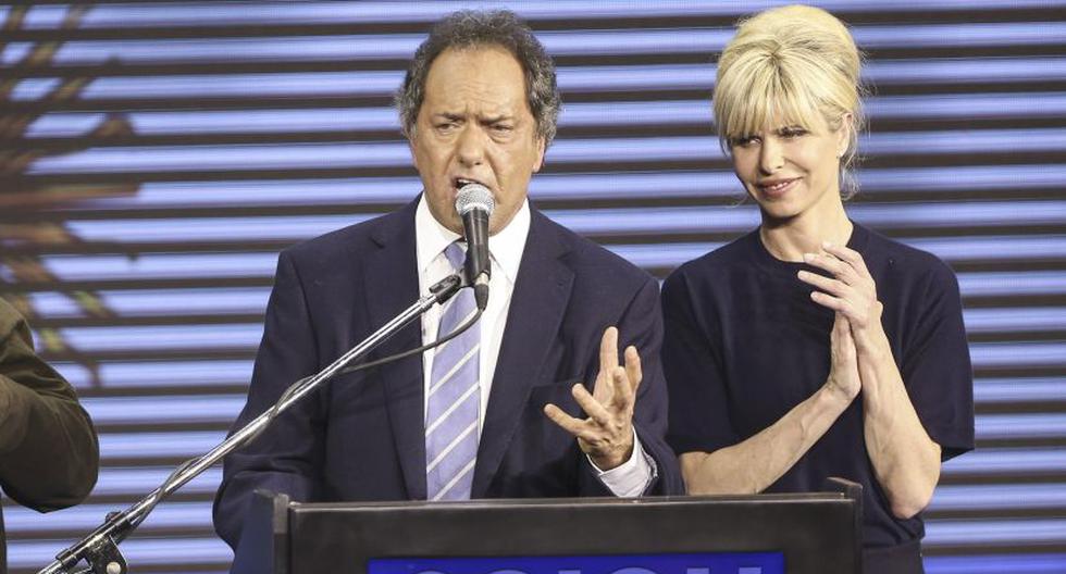 Daniel Scioli y su esposa, Karina Rabolini, durante un evento de campaña en Buenos Aires. (Foto: EFE)