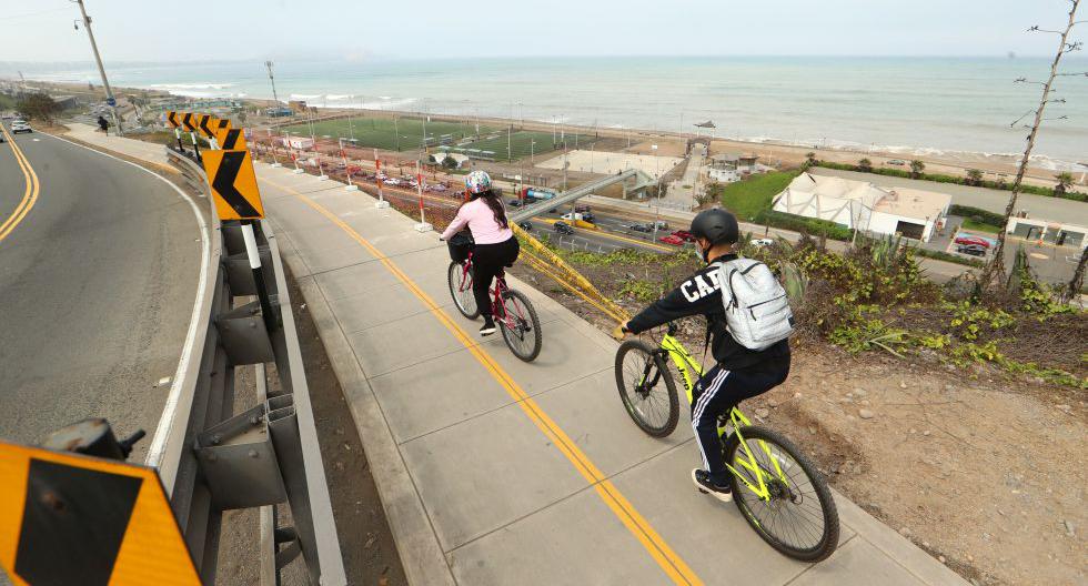 La vía compartida está junto a un acantilado. Para evitar accidentes hay una malla de protección, pero no en toda la zona de riesgo.  (Foto: Alessandro Currarino/El Comercio)