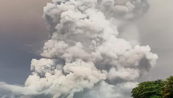 Se ve una erupción del volcán Monte Ruang desde la isla Tagulandang en Sitaro, Sulawesi del Norte, el 30 de abril de 2024. (Foto de AFP)