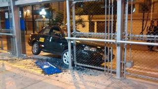 Metropolitano: así terminó el taxi que se estrelló en Matellini