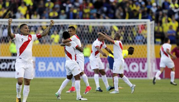 Perú derrotó a Ecuador en Quito con goles de Edison Flores y Paolo Hurtado. (Foto: AP)