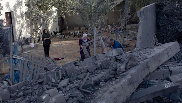 Palestinos buscan personas desaparecidas bajo los escombros de la destruida mezquita Omar bin Abdul Aziz en el campo de refugiados de Rafah, en el sur de la Franja de Gaza, el 25 de enero de 2024, tras los ataques aéreos israelíes | Foto: EFE/EPA/HAITHAM IMAD