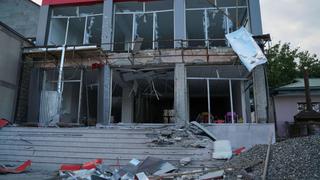 Bombardeos sobre principal ciudad de Nagorno Karabaj pese al alto el fuego 