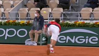 Novak Djokovic golpeó accidentalmente con la pelota a un juez de línea en Roland Garros | VIDEO