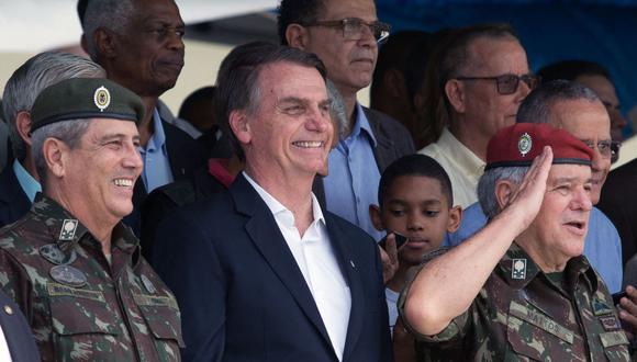 De izquierda a derecha, el general del ejército Walter Souza Braga Netto, el presidente Jair Bolsonaro, y el ministro del Tribunal Superior Militar de Brasil (STM), general Luis Carlos Gomes Mattos,  en una imagen del 24 de noviembre de 2018. (Foto de Fernando Souza / AFP).
