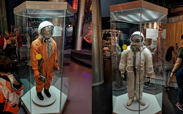 A la izquierda el mítico traje de Yuri Gagarin. A la derecha, el modelo del traje usado en la primera caminata espacial. (Foto: Bruno Ortiz B.)