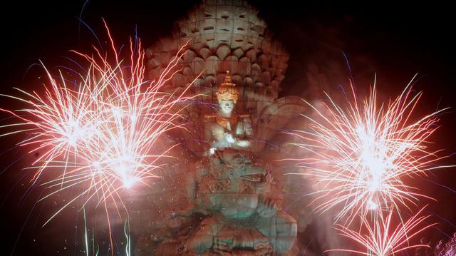 Los fuegos artificiales explotan sobre la estatua de Garuda Wisnu Kencana durante las celebraciones de Año Nuevo en Bali, Indonesia. (Foto: AFP).