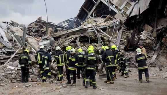 Los rescatistas ucranianos trabajan en un edificio administrativo destruido después de un ataque con misiles en el centro de Odesa. (Foto de Oleksandr GIMANOV / AFP)