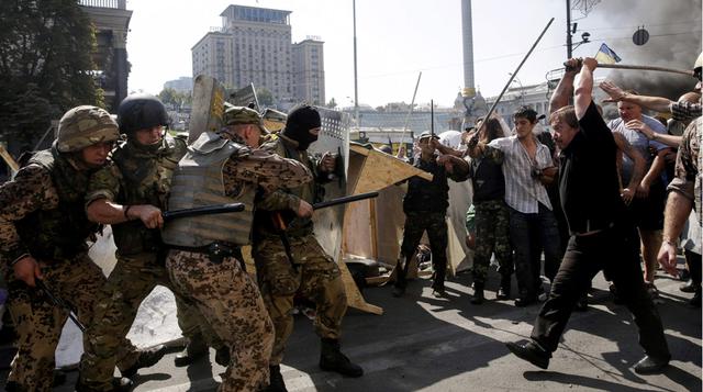 Violencia en Kiev por el desmantelamiento de barricadas - 6