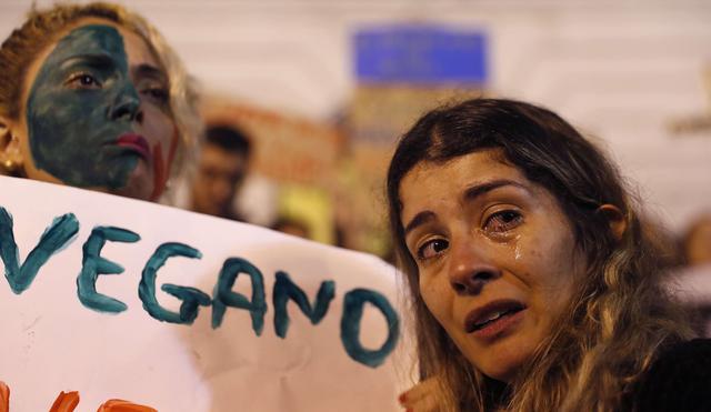 Una mujer llora durante una protesta en Río de Janeiro contra los incendios forestales en la Amazonía. (EFE).