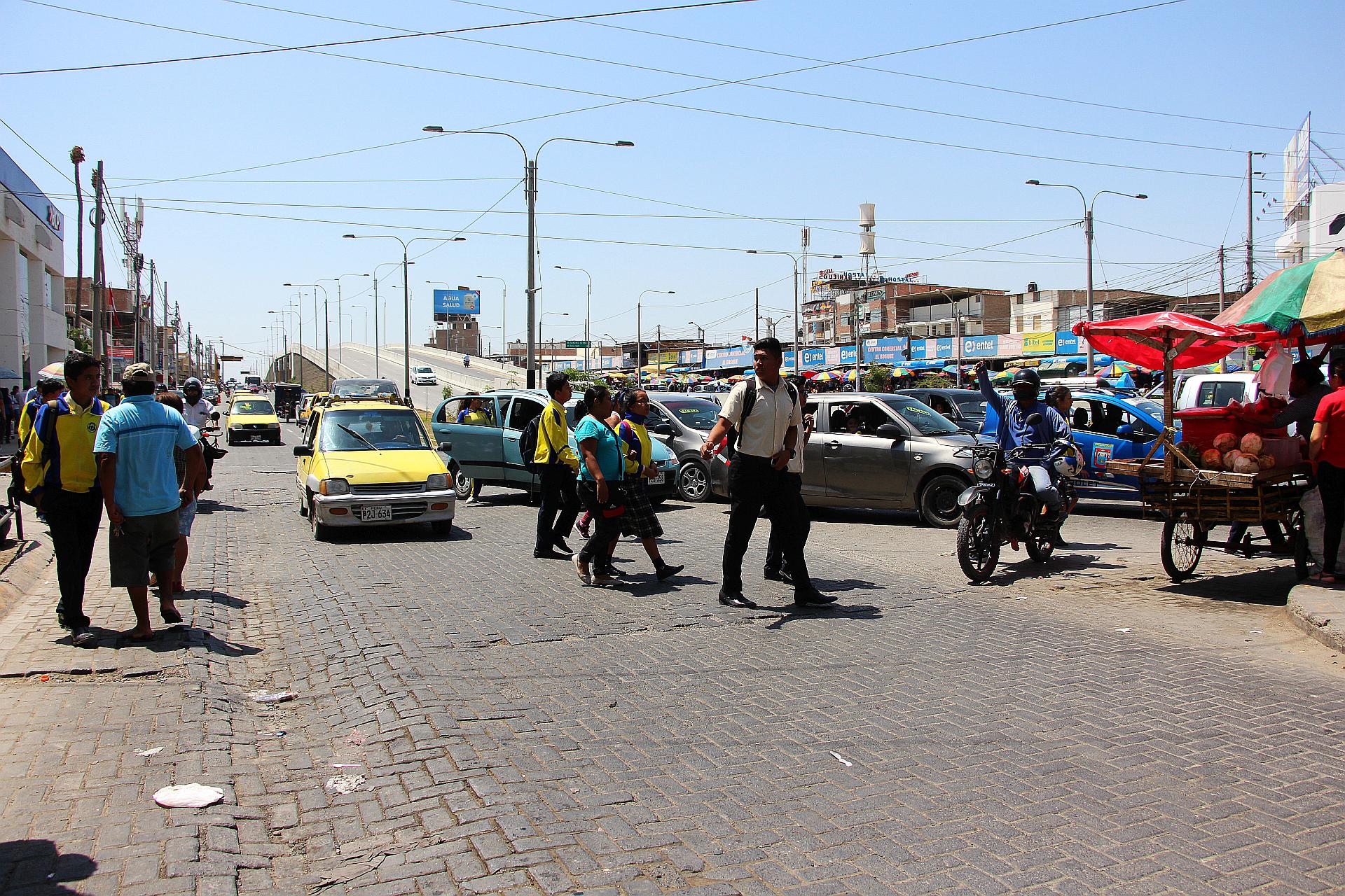 Esta avenida ha sido invadida por ambulantes que el municipio de Piura intenta desalojar sin éxito desde hace varios meses. (Foto: Ralph Zapata / El Comercio).