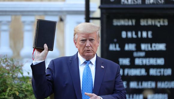 Esta imagen ha incendiado los ánimos entre los diferentes líderes religiosos del país: Trump sosteniendo la Biblia delante de la histórica iglesia episcopaliana de San Juan, en Washington DC. (Reuters)