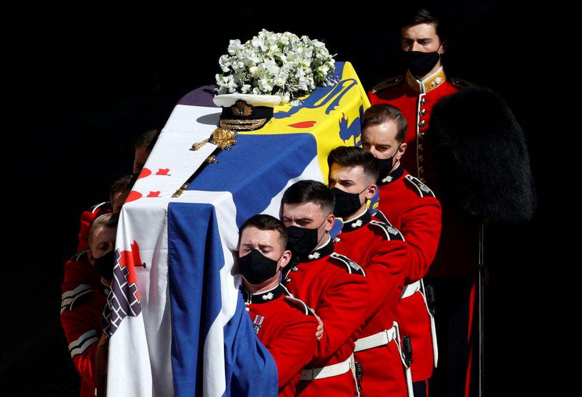 El ataúd del príncipe Felipe de Gran Bretaña, duque de Edimburgo, es llevado en procesión fúnebre a la Capilla de San Jorgen en el Castillo de Windsor.
(Adrian DENNIS / PISCINA / AFP).