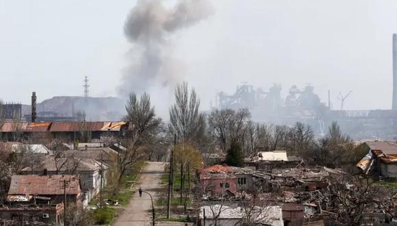 Una vista de la planta Azovstal en el medio de una destruida Mariúpol. (REUTERS).