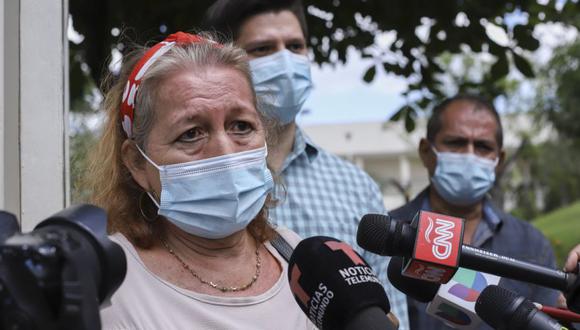 Rosibel Emerita Arriaza, la madre de Victoria Esperanza Salazar, quien murió bajo custodia policial, habla con la prensa en Antiguo Cuzcatlan, El Salvador. (Foto: AP / Salvador Meléndez).