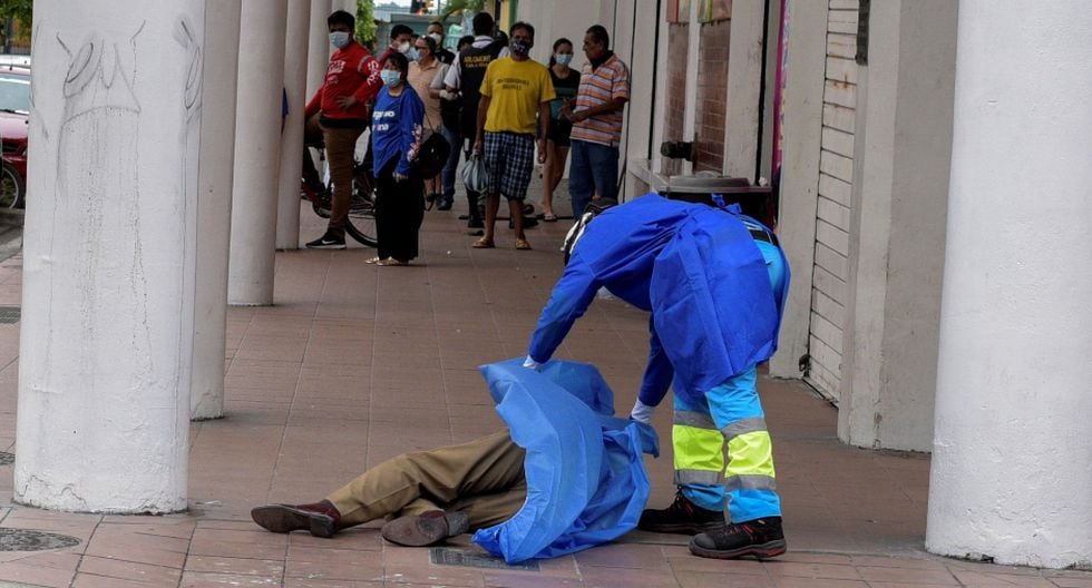 Un paramédico cubre el cadáver de un hombre que se había derrumbado en la acera, durante el brote de la enfermedad por coronavirus (COVID-19), en Guayaquil, Ecuador, el 30 de marzo de 2020. La situación en este país es complicada. Foto: REUTERS/Vicente Gaibor del Pino