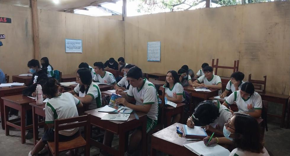 Unos 2000 escolares de Iquitos estudian en aulas de triplay. Les resulta muy difícil estudiar por el calor y los ruidos que se filtran desde otros salones. (Foto: corresponsales escolares)