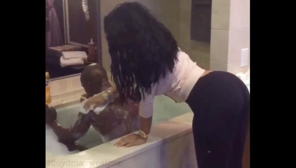 Instagram: Mayweather paga a mujer para que lo jabone (VIDEO)