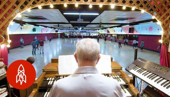 Con la aparición de Elvis Presley y The Beatles, las pistas de patinaje eliminaron la música en vivo de órgano. (Foto: YouTube)