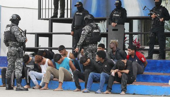Policías custodian hoy a los detenidos de un grupo armado por la toma temporal de un canal de televisión en Guayaquil (Ecuador). La Policía ecuatoriana confirmó que se detuvieron a trece hombres a los que se les incautaron armas, granadas y material explosivo: Foto: Carlos Durán Araújo/EFE