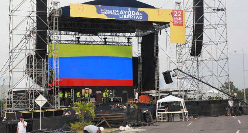 Varios hombres trabajan en el montaje de la tarima para el concierto Vanezuela Aid Live este jueves, en el puente fronterizo Las Tienditas, en Cúcuta (Colombia). (Foto: EFE)