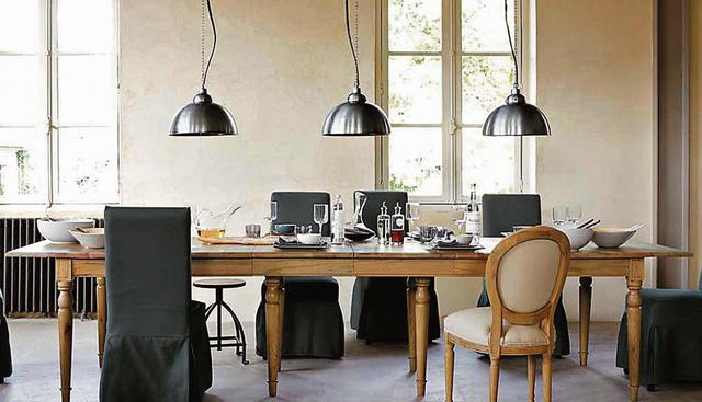 En una propuesta más clásica, decora con sillas Imperio y otras de diseño lineal con fundas blancas o neutras. (Foto: Maison du Monde)